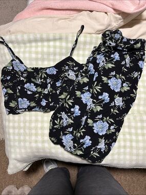 American Eagle Black and Blue Floral Matching Cami and Pants Set - Mediums